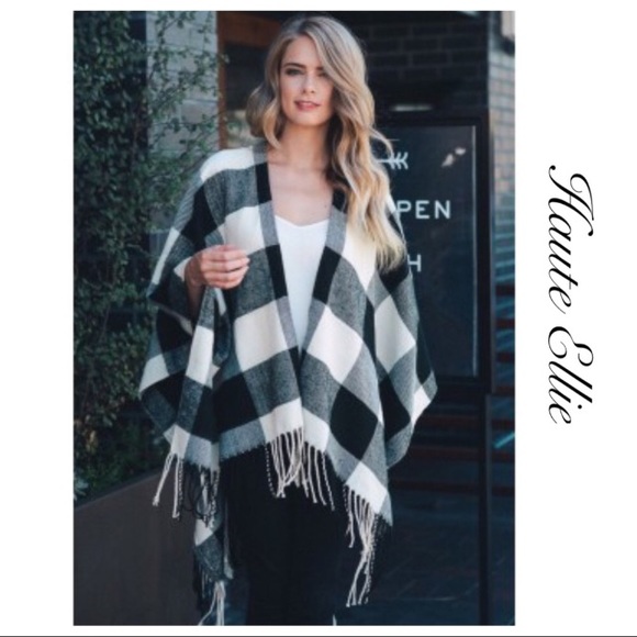 🆕 🌟LAST ONE🌟Black & White plaid poncho - Picture 2 of 3